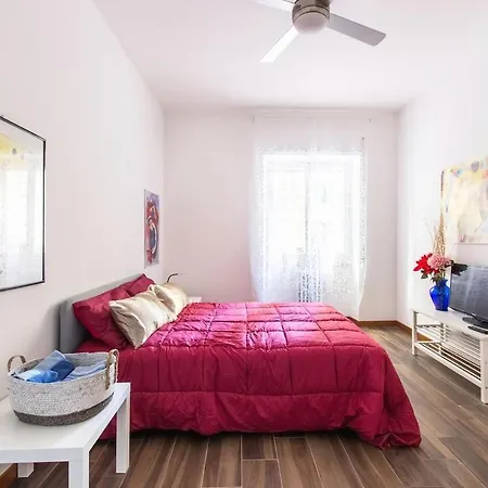 Apartment House In The Shopping Street At Trastevere Station Rome