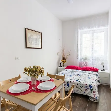 House In The Shopping Street At Trastevere Station Apartment